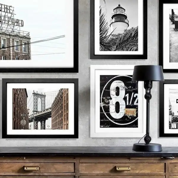 Galeriewand mit gerahmten Hamburg-Fotografien