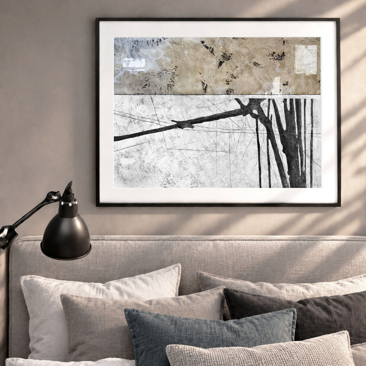 Abstraktes Wandbild GM68 im schwarzen Rahmen über einem Sofa – Wohnbeispiel