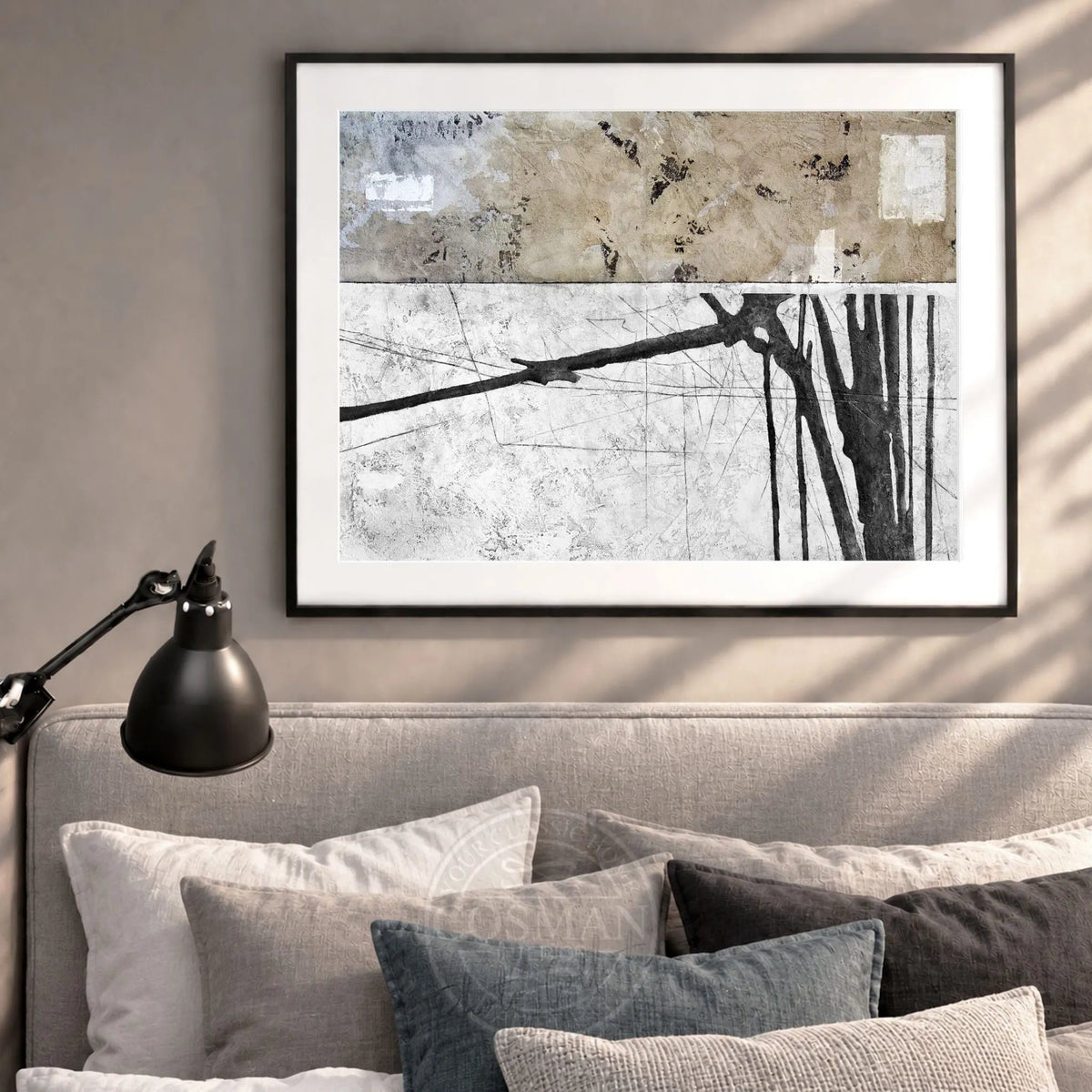 Abstraktes Wandbild GM68 im schwarzen Rahmen über einem Sofa – Wohnbeispiel