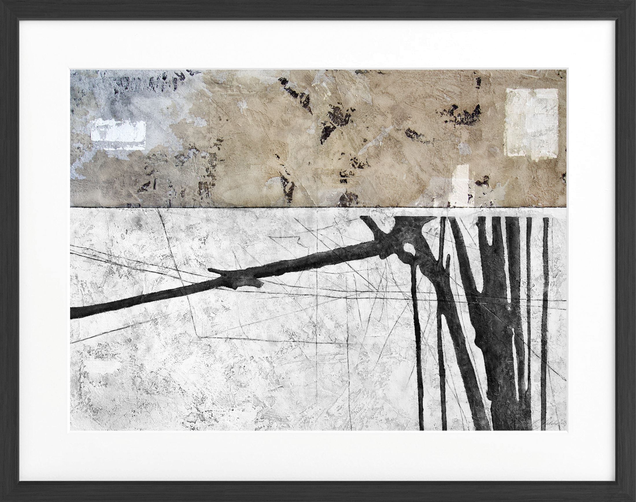 Abstrakte Fotokunst GM68 in Beige, Grau, Weiß und Schwarz mit schmalem schwarzem Rahmen und weißem Passepartout