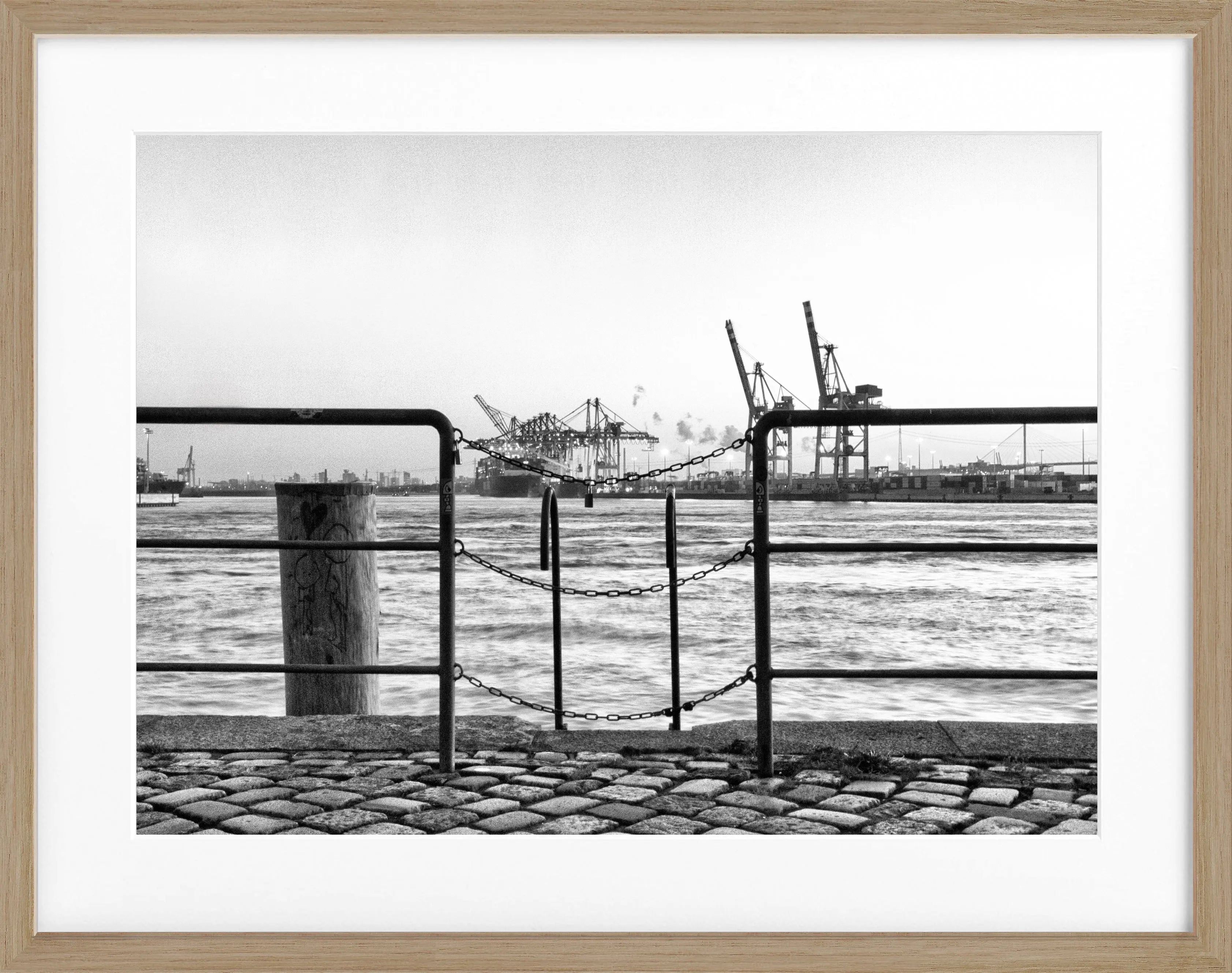 Poster mit Rahmen Hamburg Hafen ’Zaun’ HH28 by Cosman-Photocollection