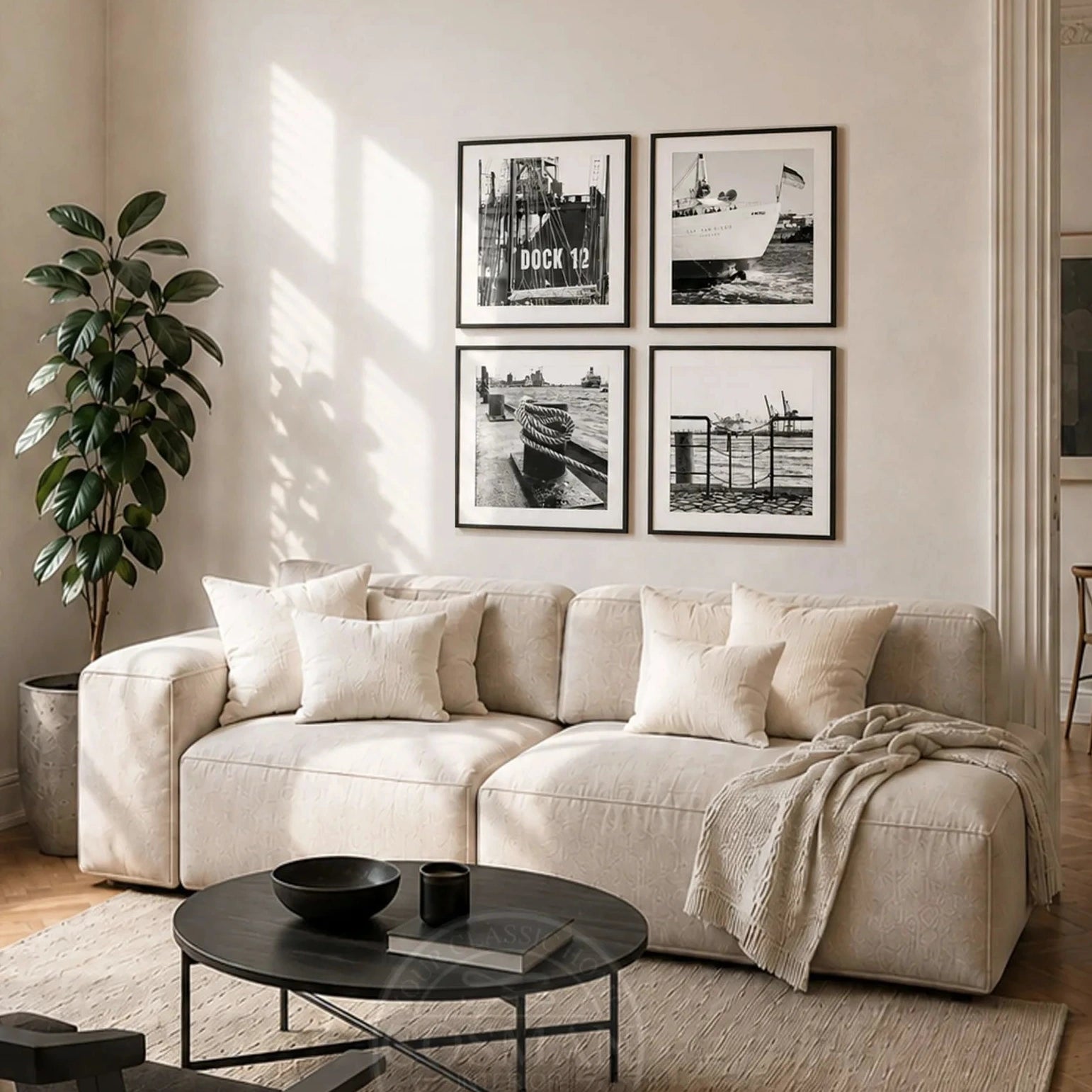 Hamburg Hafen Bilderwand als 4er-Set mit gerahmten Schwarz-Weiß-Fotografien im Wohnraum, jeweils 55 × 55 cm