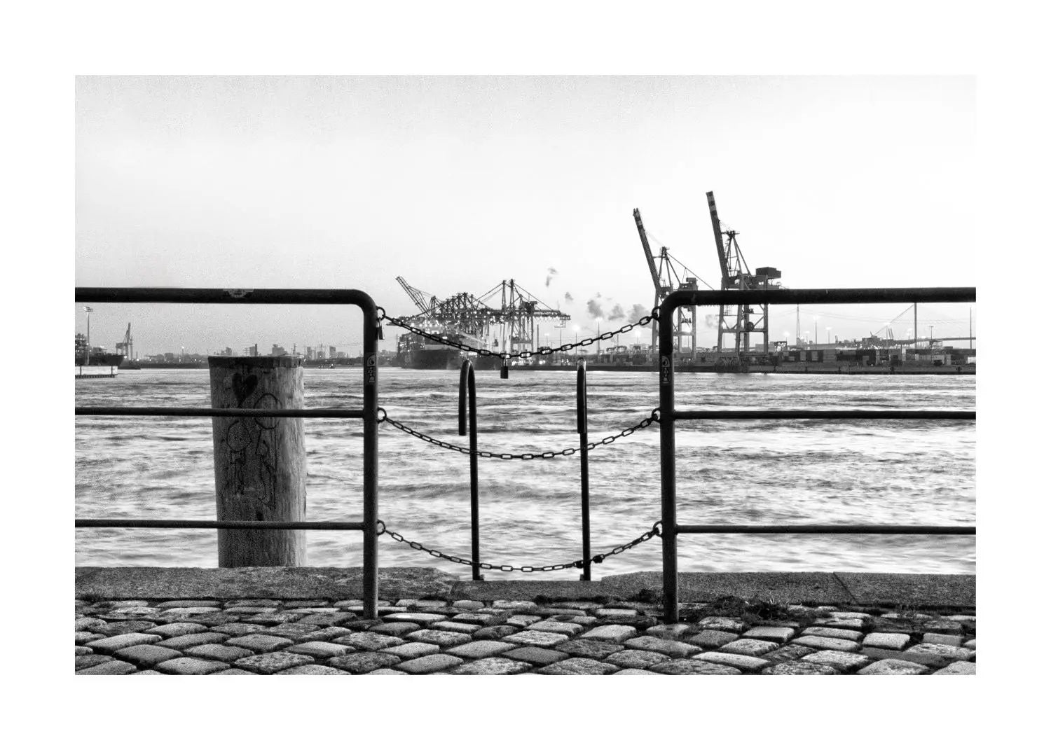 Poster / Druck Hamburg Hafen ’Zaun’ HH28 by Cosman-Photocollection
