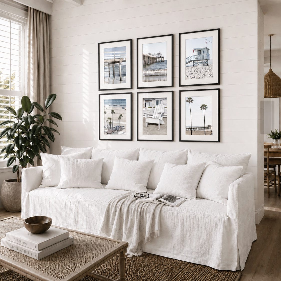 Bilderwand mit gerahmten Fotografien im Wohnzimmer