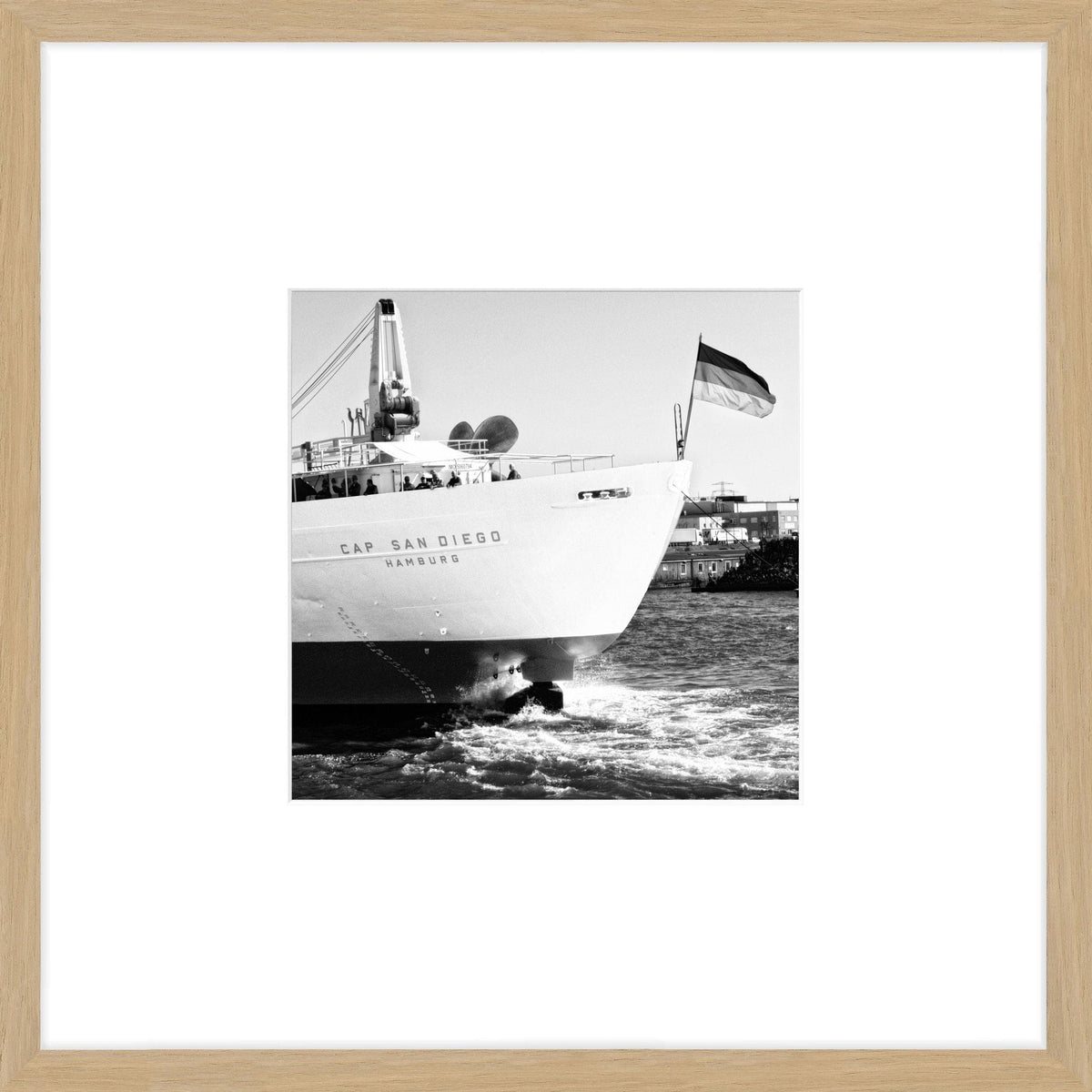 Hochwertiges Hamburg-Poster mit Rahmen 'Cap San Diego' in Eiche natur, 43x43cm, von Cosman-Photocollection.