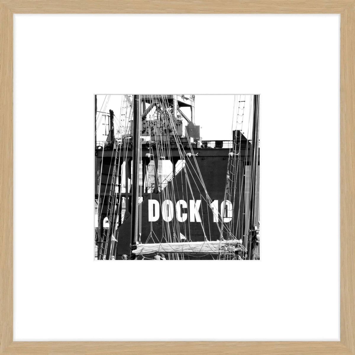 Poster mit Rahmen Hamburg ’Dock 10’ HH11, 43x43cm, Eiche natur, von Cosman-Photocollection, zeigt Hafenansicht in natürlichem Holzrahmen.