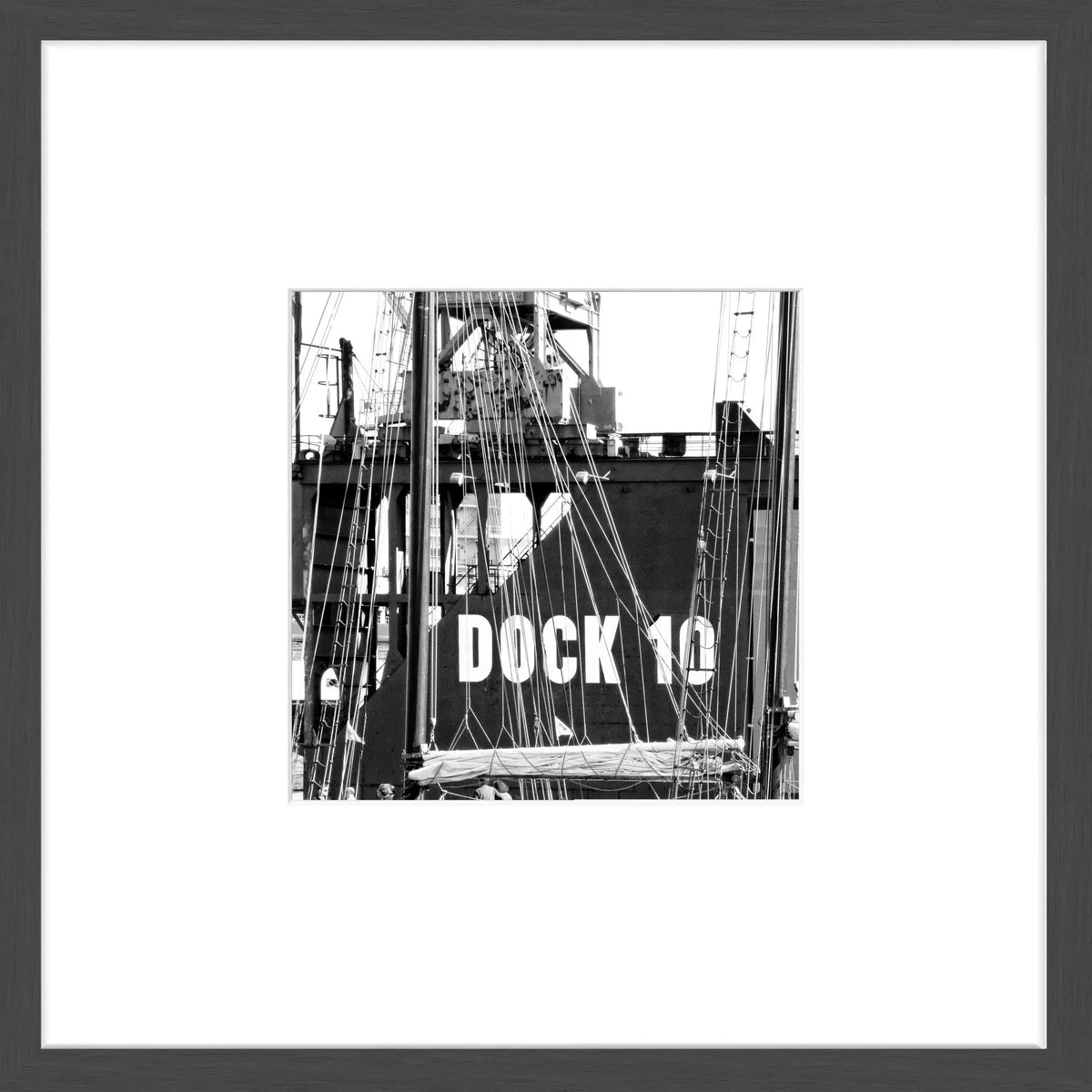 Schwarz matt gerahmtes Hamburg Poster „Dock 10“ HH11, 43x43cm, von Cosman-Photocollection, zeigt den Hamburger Hafen.