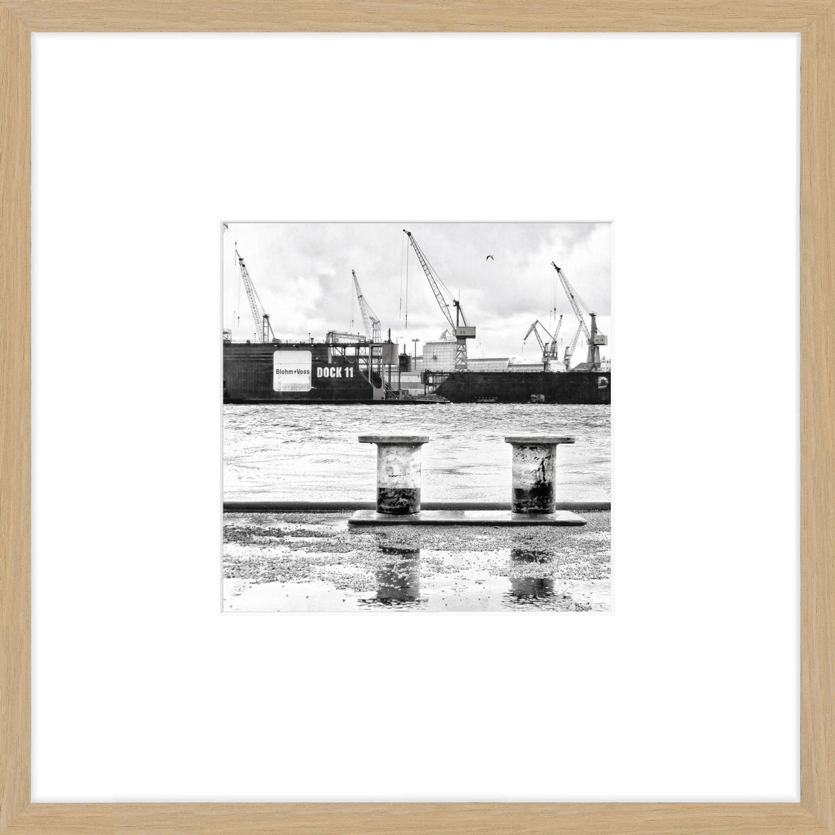 Hafen Hamburg Poster mit Rahmen, 43x43cm, Eiche natur, von Cosman-Photocollection, zeigt den Hamburger Hafen in Naturholzrahmen