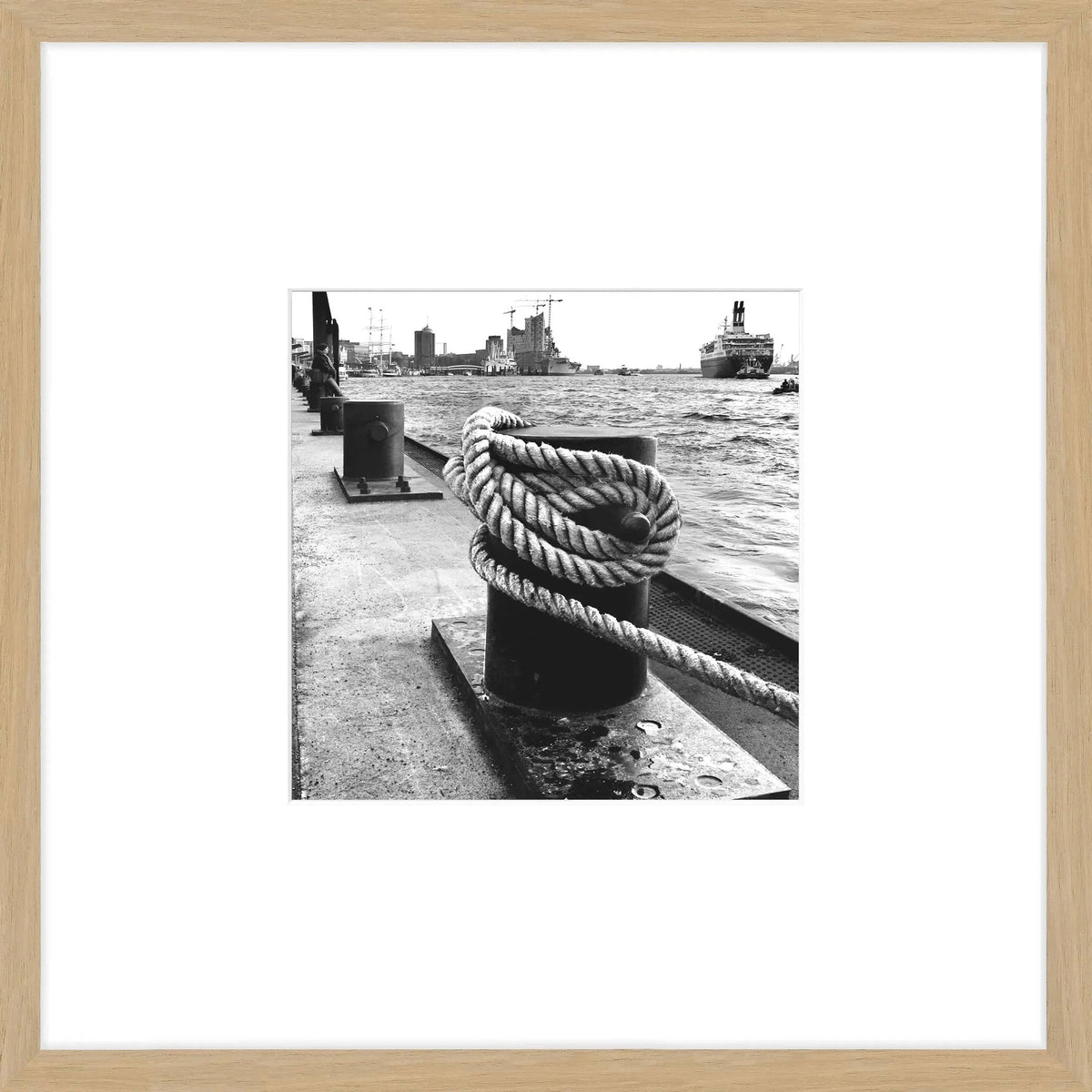 Poster mit Rahmen Hamburg ’Poller’ HH07, 43x43cm, Eiche Natur, in elegantem Objektrahmen, von Cosman-Photocollection.