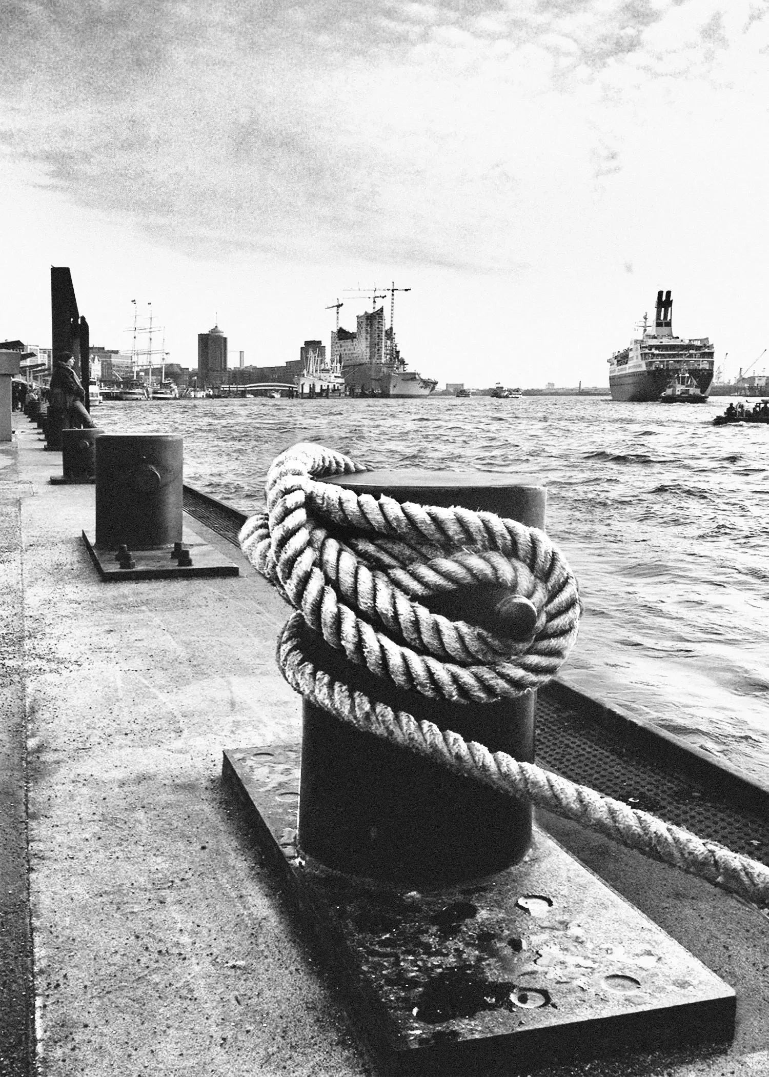 Hafen-Poster von Cosman-Photocollection, Hamburg Hafen mit Poller, weißer Rand, A4-Größe, künstlerischer Druck