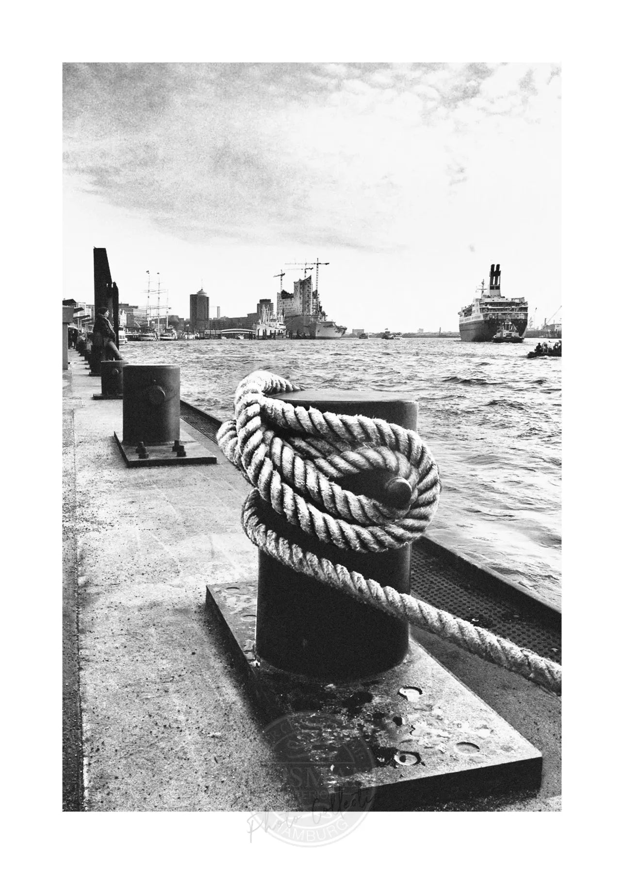 Hafen-Poster von Cosman-Photocollection, Hamburg Hafen mit Poller, Druck im weißen Rand, A4-Format, maritime Stadtansicht