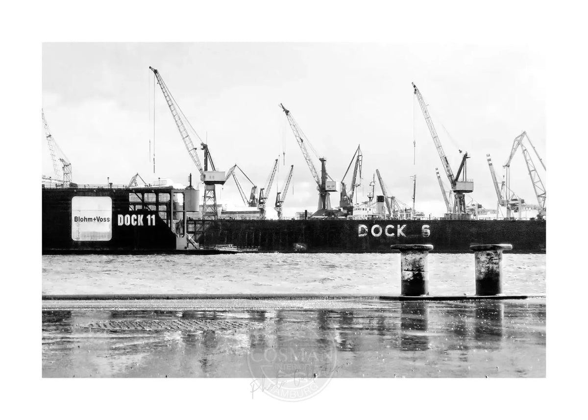 Hamburg Hafen Poster von Cosman-Photocollection mit weißem Rand, Druck im A4-Format, zeigt das Dock im Hamburger Hafen