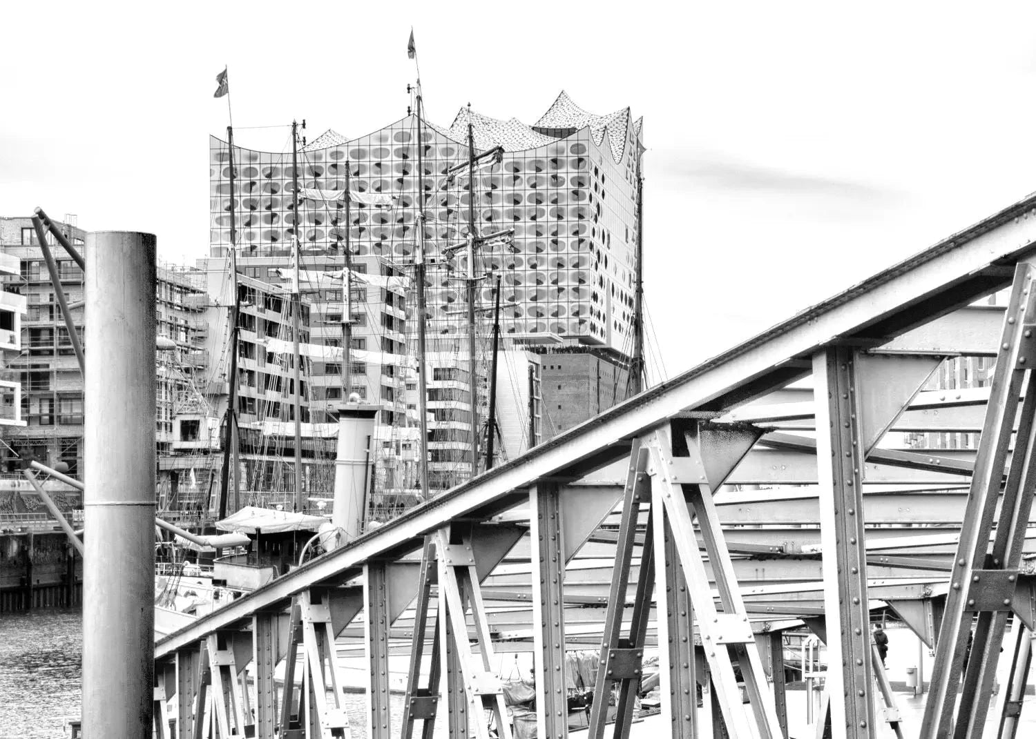 Hafen Hamburg Poster von Cosman-Photocollection, Elphi Gebäude im Hafen, weißer Rand, A4-Größe, Druck