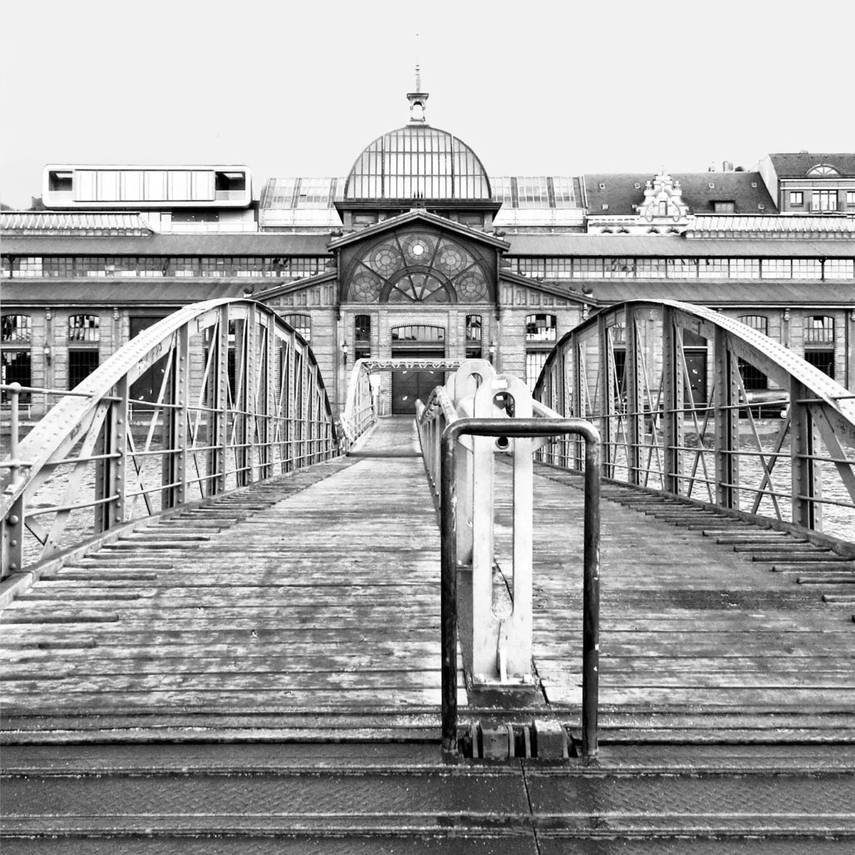 HAMBURG Hafen Poster von Cosman-Photocollection, Fischauktionshalle im Druck, 40x40 cm, mit weißem Rand, maritime Stadtansicht