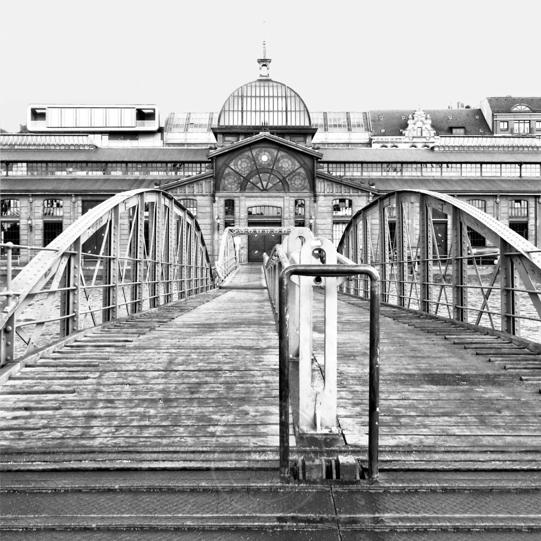 HAMBURG Hafen Poster von Cosman-Photocollection, Fischauktionshalle im Druck, 40x40 cm, mit weißem Rand, maritime Stadtansicht