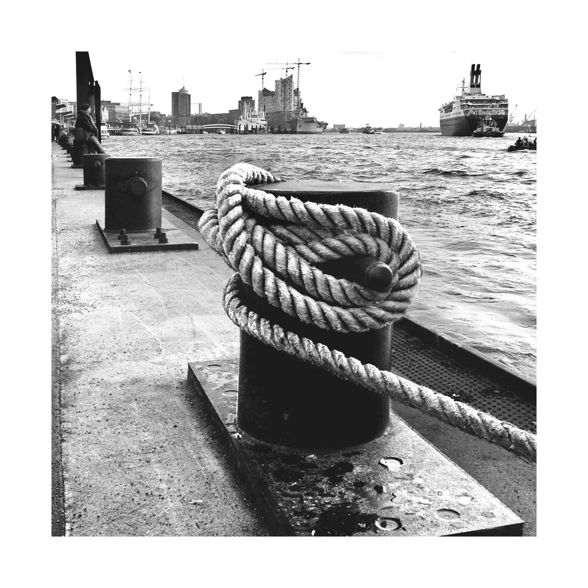 Hafen Hamburg Poster ‚Poller‘ HH07 von Cosman-Photocollection, 40x40cm, mit weißem Rand, Stadtansicht des Hafens.