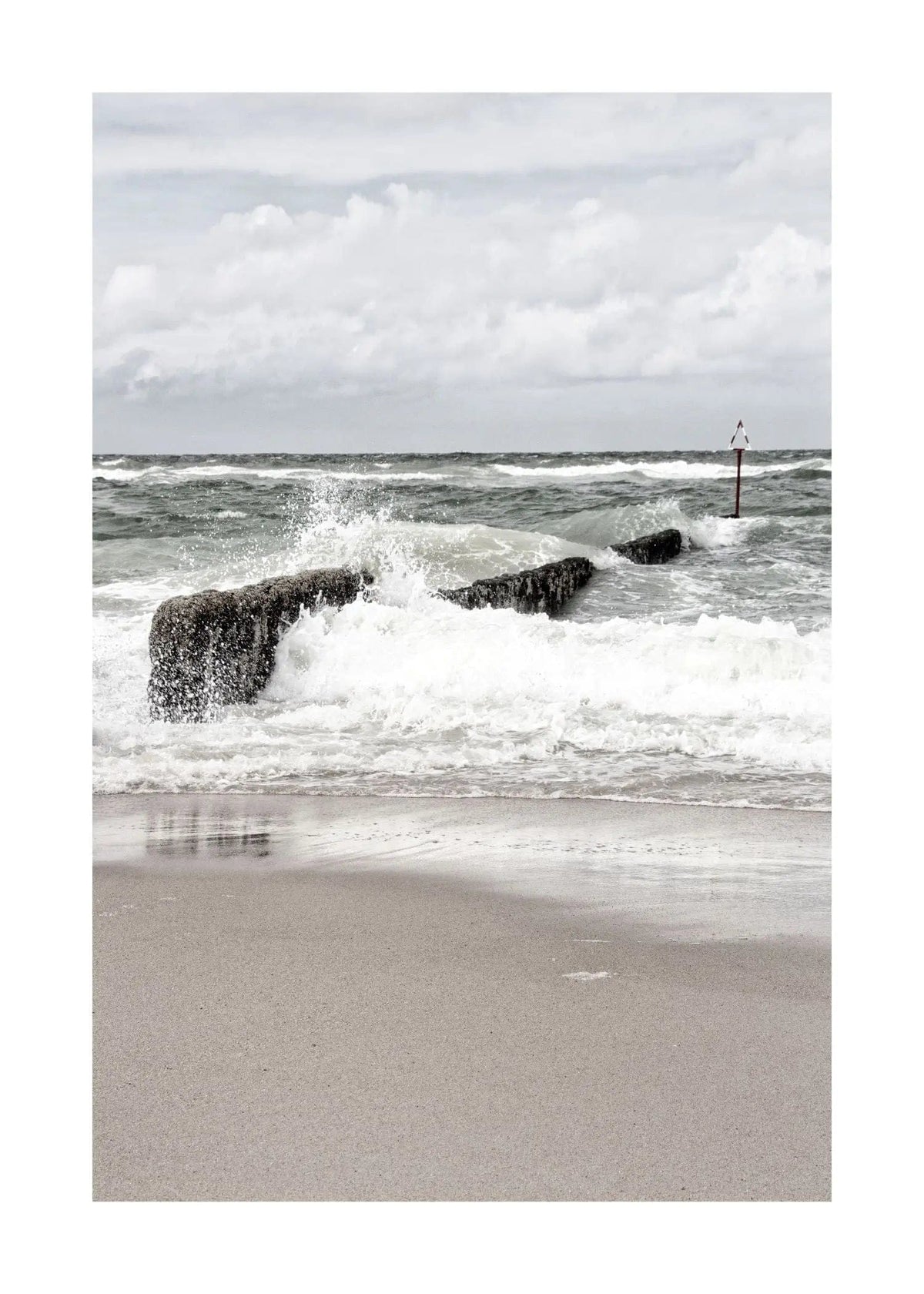 Schwarz-weiß Poster ’Buhne’ Sylt von Cosman-Photocollection, A4-Größe, mit weißem Rand, zeigt eine Küstenbühne auf Sylt.