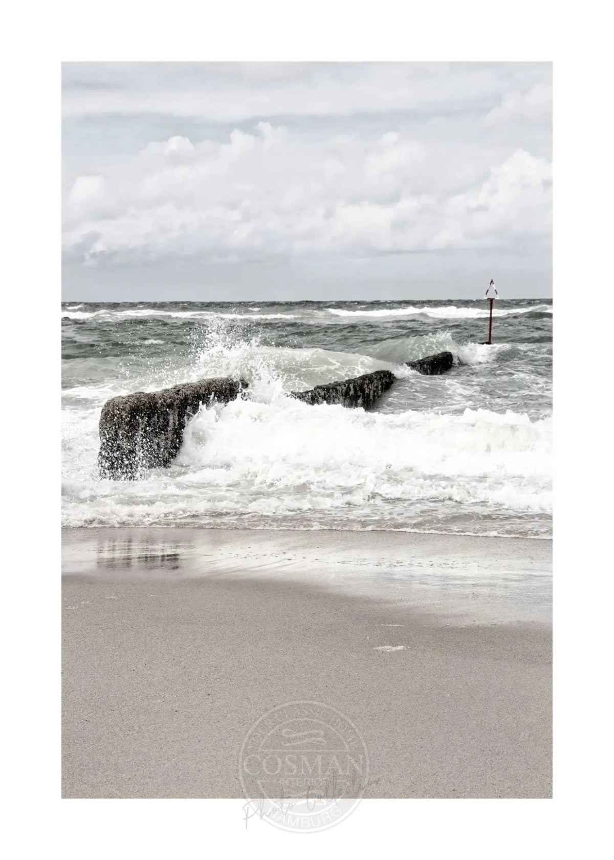 Schwarz-weiß Poster ’Buhne’ Sylt von Cosman-Photocollection, A4-Größe, mit weißem Rand, zeigt eine Küstenbühne auf Sylt.
