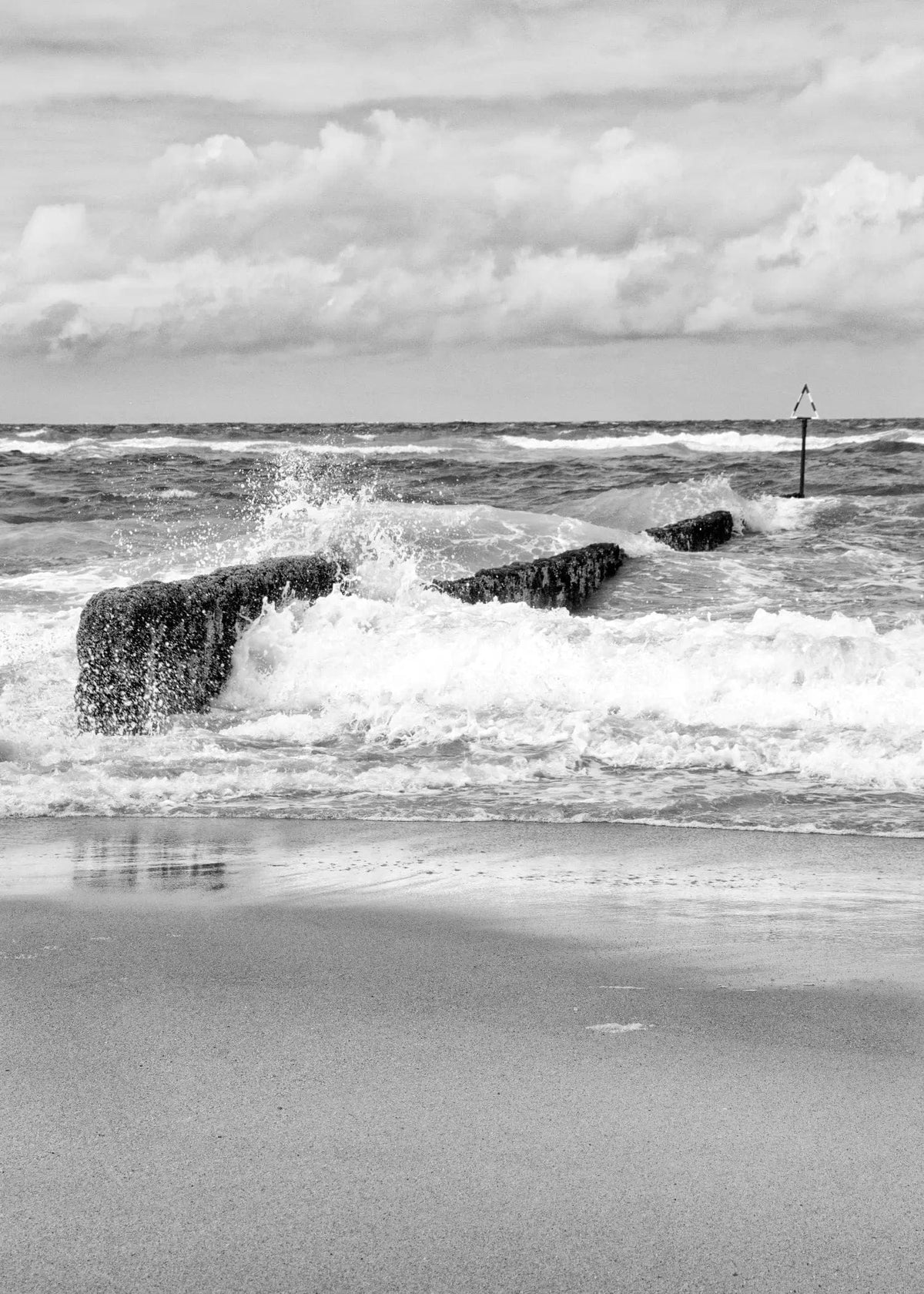 Schwarz-weiß Poster ’Buhne’ Sylt von Cosman-Photocollection, A4 Druck mit weißem Rand, maritime Küstenansicht