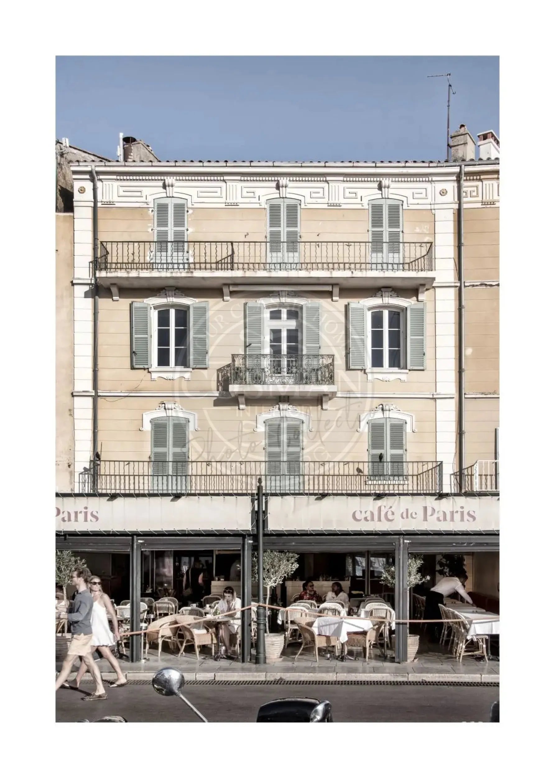Schwarz-weiß Poster „Cafe de Paris“ Saint Tropez von Cosman-Photocollection, A4-Format, mit weißem Rand.
