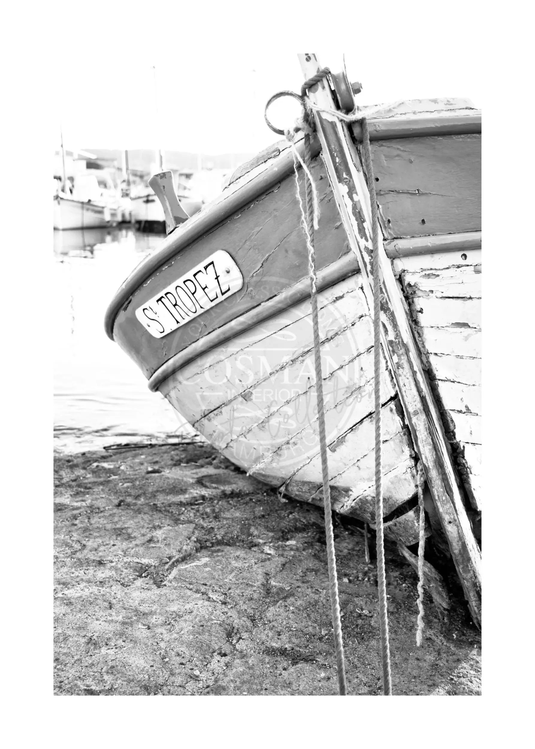 Schwarz-weiß Poster von einem Fischerboot in Saint Tropez, 21x29,7 cm, von Cosman-Photocollection.