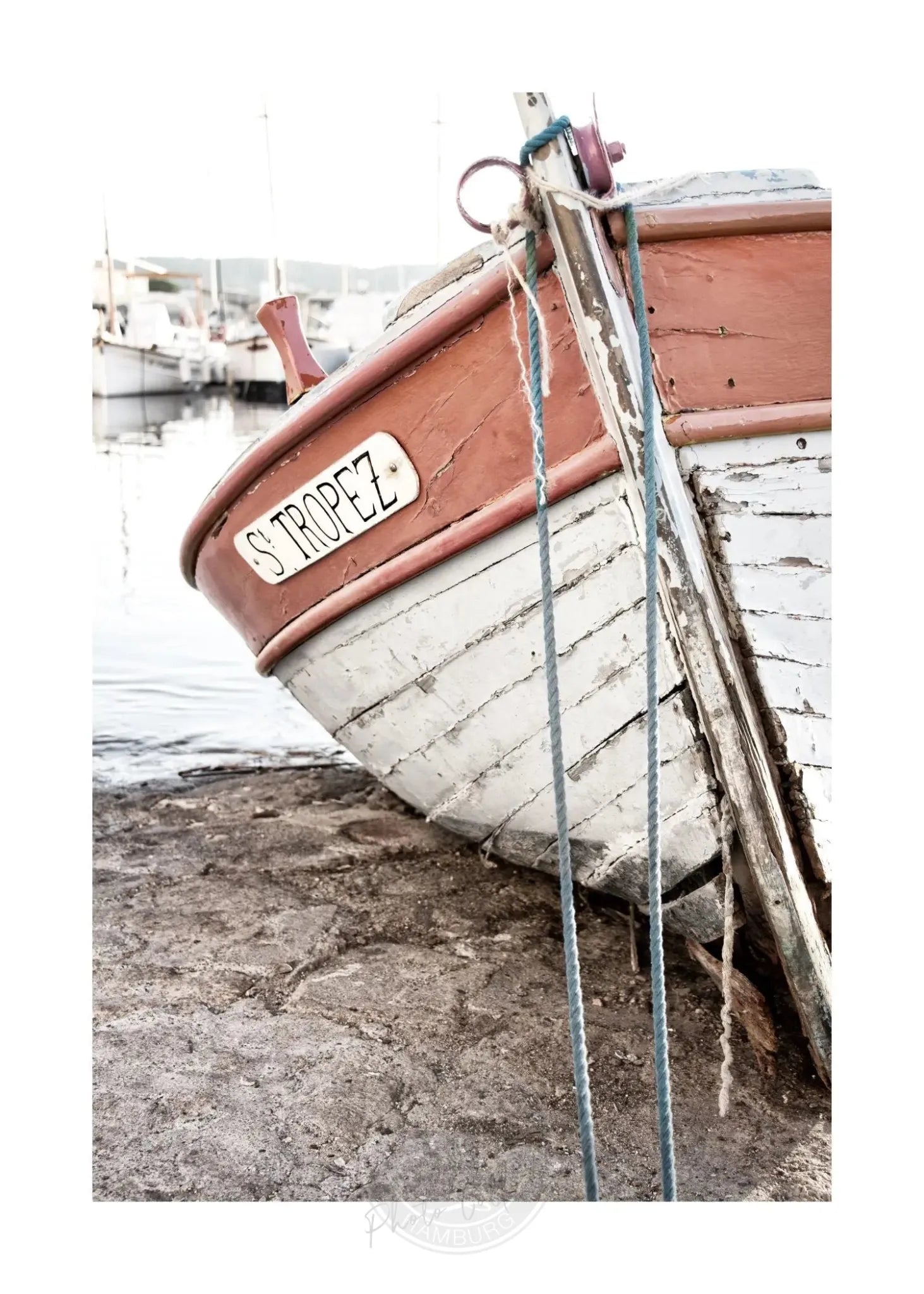 Schwarz-weiß Poster ’Fischerboot’ Saint Tropez von Cosman-Photocollection, A4 Druck mit weißem Rand, maritime Szene