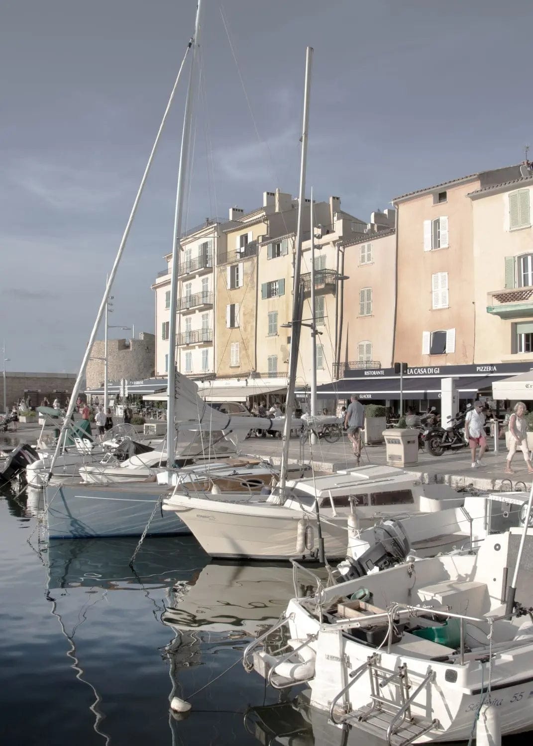 Schwarz-weiß Poster ’Hafen’ Saint Tropez von Cosman-Photocollection, A4-Größe, mit weißem Rand, maritime Hafenansicht