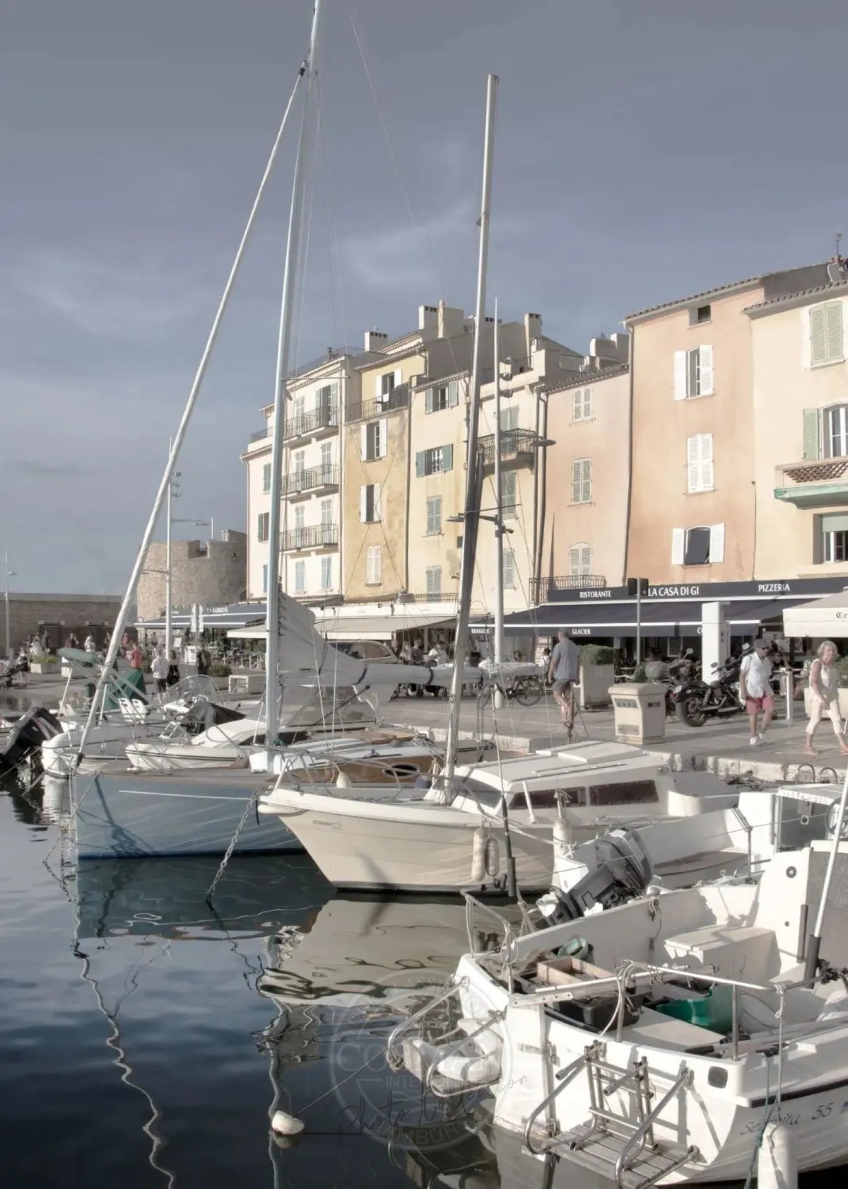 Schwarz-weiß Poster ’Hafen’ Saint Tropez von Cosman-Photocollection, A4-Größe, mit weißem Rand, maritime Hafenansicht