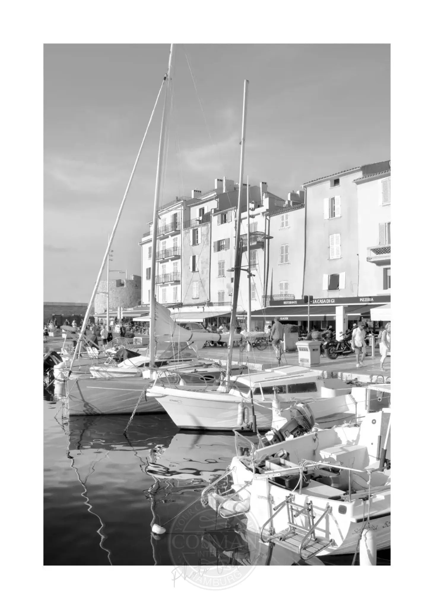 Schwarz-weiß Poster ’Hafen’ Saint Tropez, 21x29,7cm, von Cosman-Photocollection, mit weißem Rand, maritime Hafenansicht.