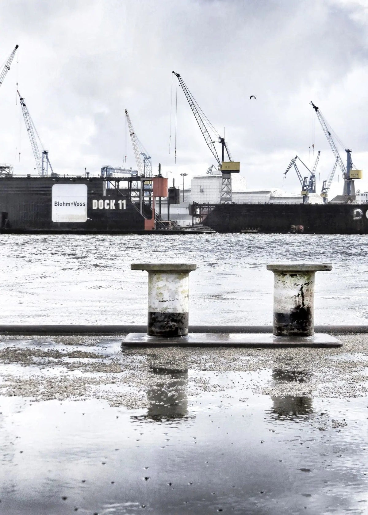 Schwarz-weiß Poster des Hamburger Hafens „Dock 11“ von Cosman-Photocollection, A4-Größe, mit weißem Rand.