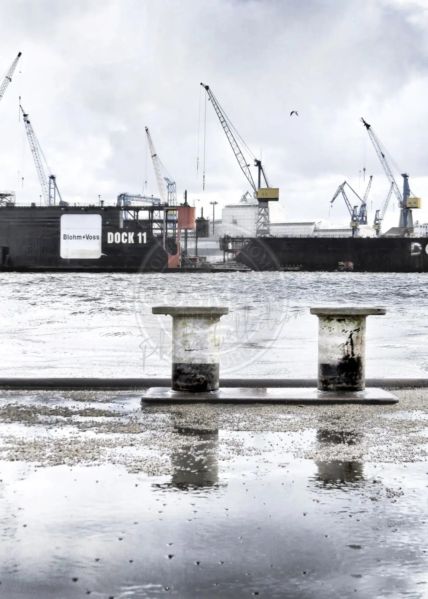 Schwarz-weiß Poster des Hamburger Hafens „Dock 11“ von Cosman-Photocollection, A4-Größe, mit weißem Rand.