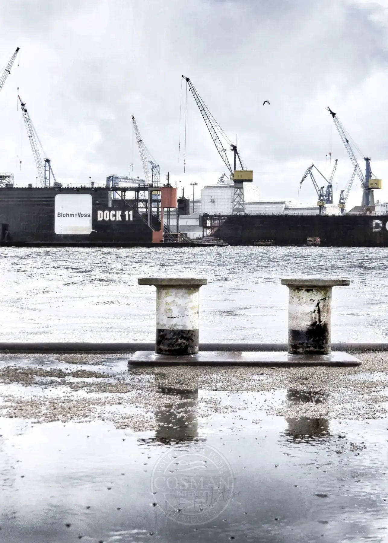 Schwarz-weiß Poster des Hamburger Hafens „Dock 11“ von Cosman-Photocollection, A4-Größe, mit weißem Rand.
