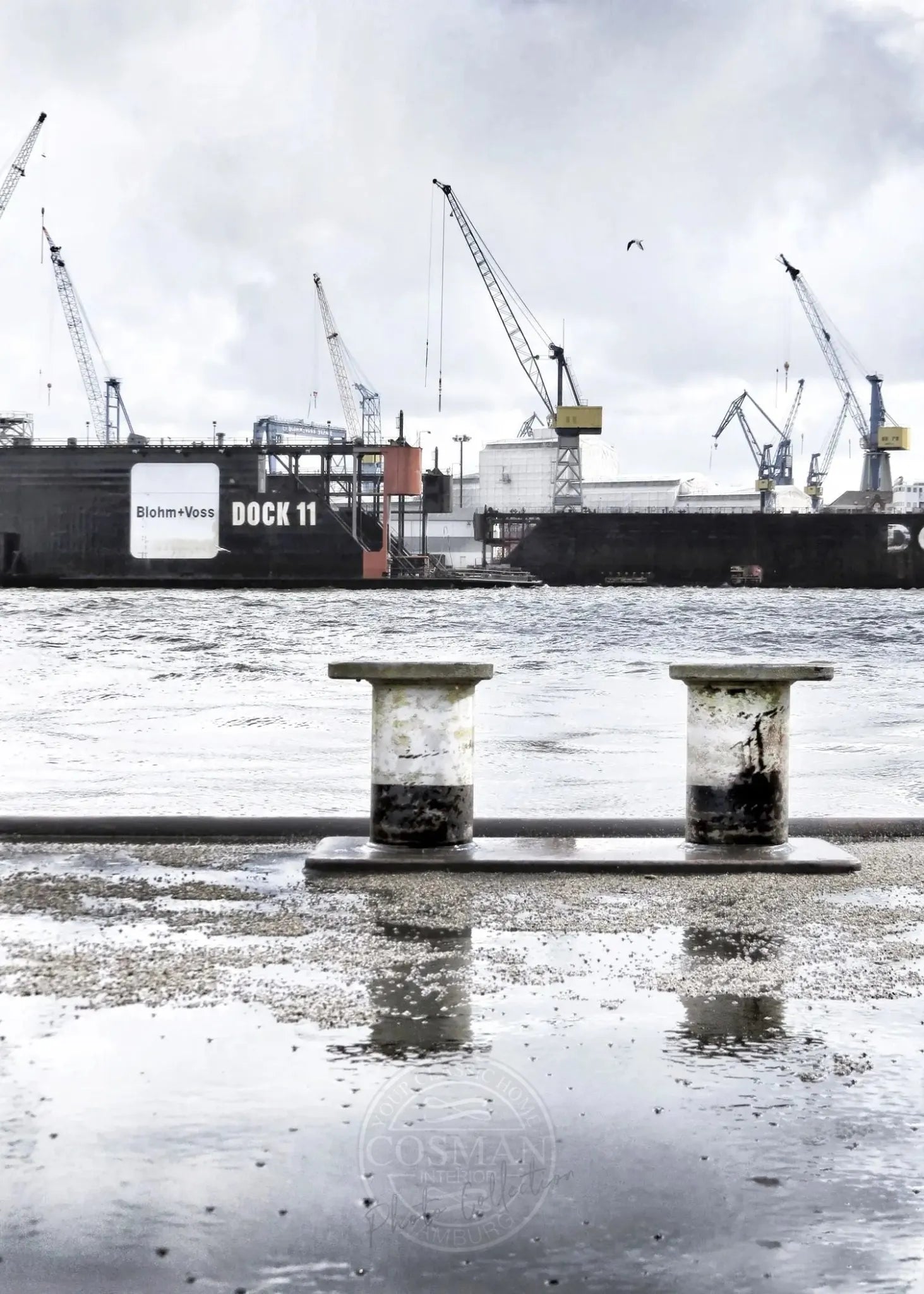 Schwarz-weiß Poster des Hamburger Hafens „Dock 11“ von Cosman-Photocollection, A4-Größe, mit weißem Rand.