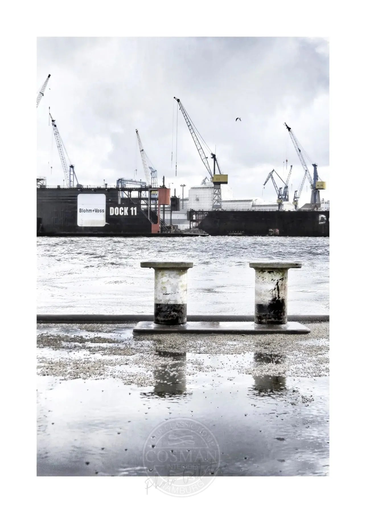Schwarzweiß-Poster des Hamburger Hafens "Dock 11" von Cosman-Photocollection, A4-Größe, mit weißem Rand und Hafenansicht.