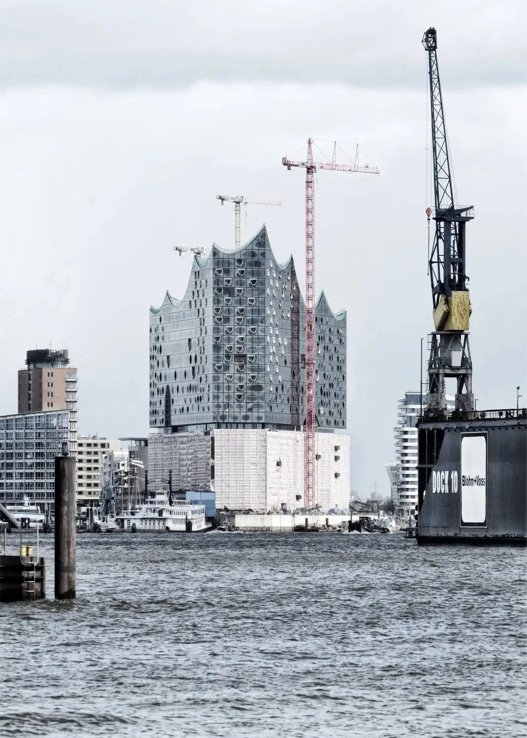 Schwarz-weiß Poster des Hamburger Hafens mit Elbphilharmonie, 21x29,7cm, von Cosman-Photocollection.