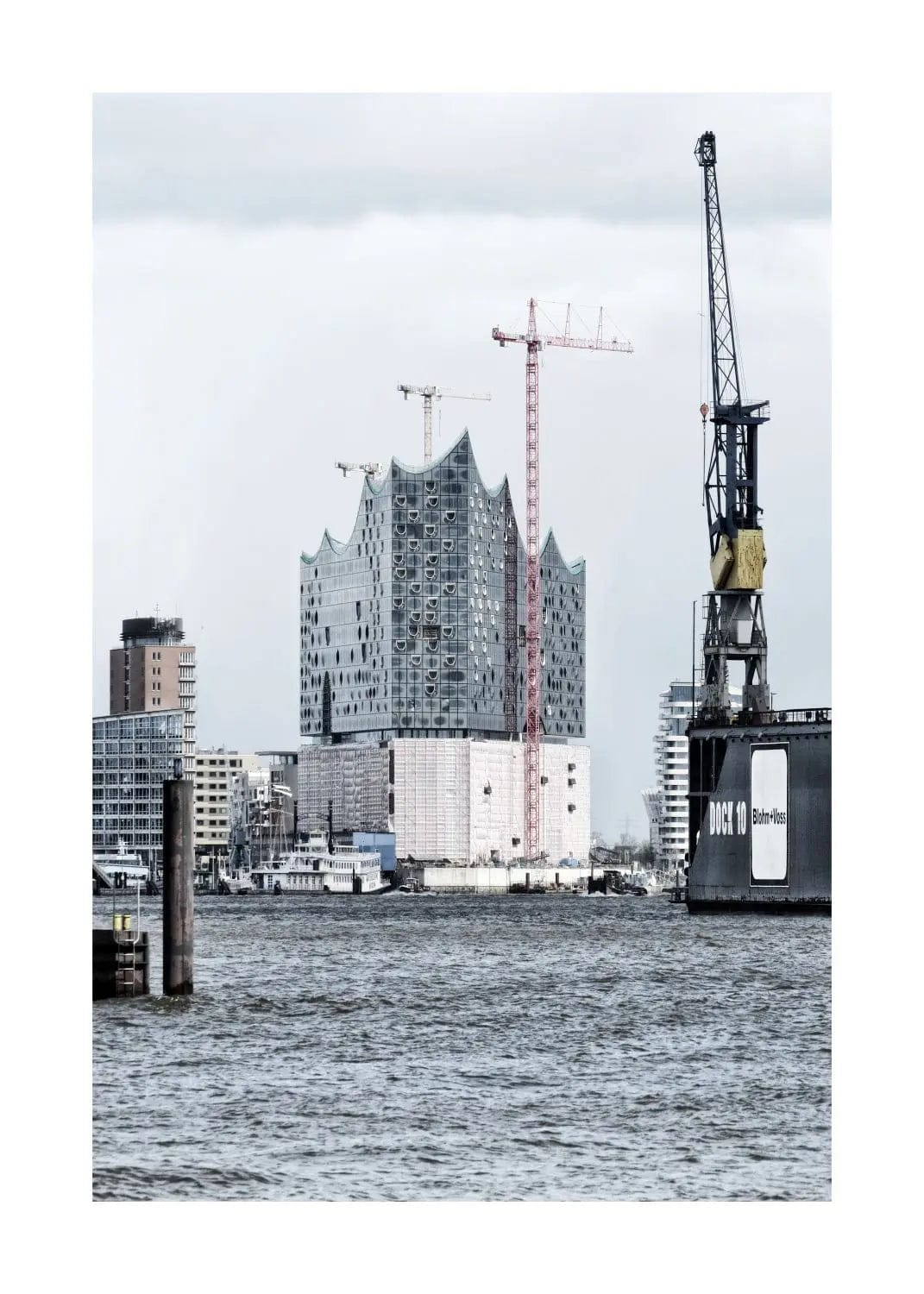 Schwarz-weiß Poster des Hamburger Hafens mit Elbphilharmonie, im A4-Format, von Cosman-Photocollection.