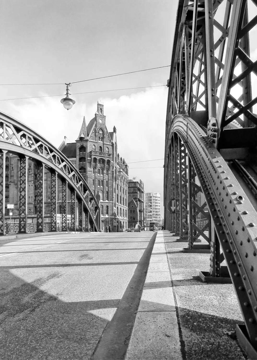Schwarz-weiß Poster der Hamburger Speicherstadt von Cosman-Photocollection, A4-Format, mit weißem Rand
