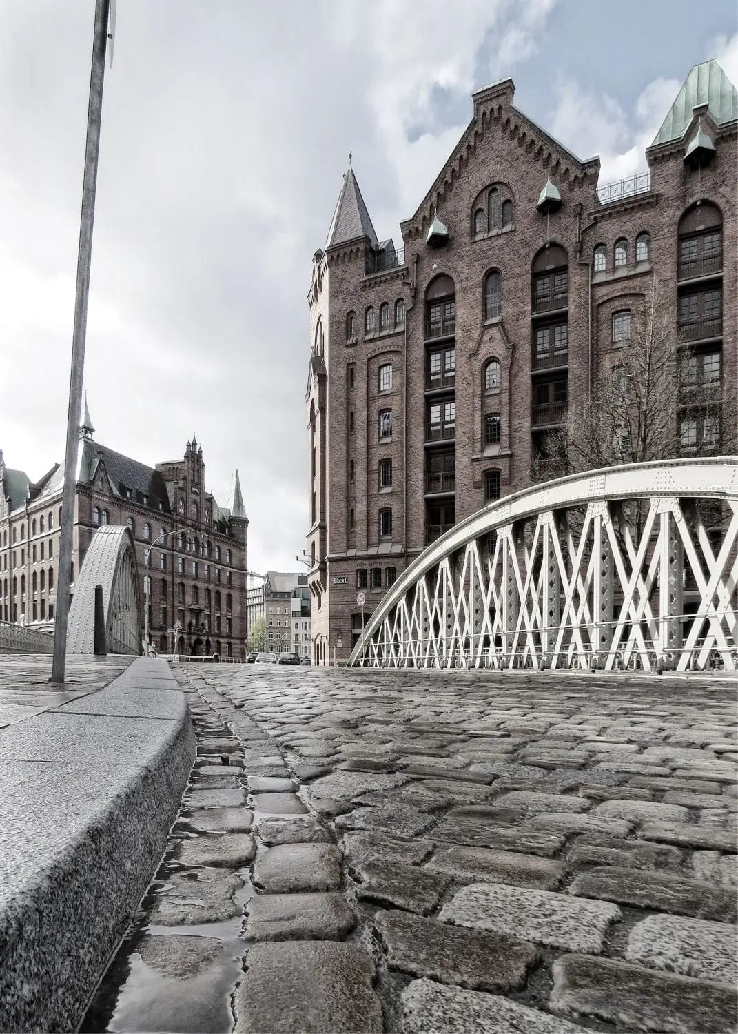 Schwarz-Weiß-Poster der Hamburger Speicherstadt von Cosman-Photocollection, A4-Größe, mit weißem Rand