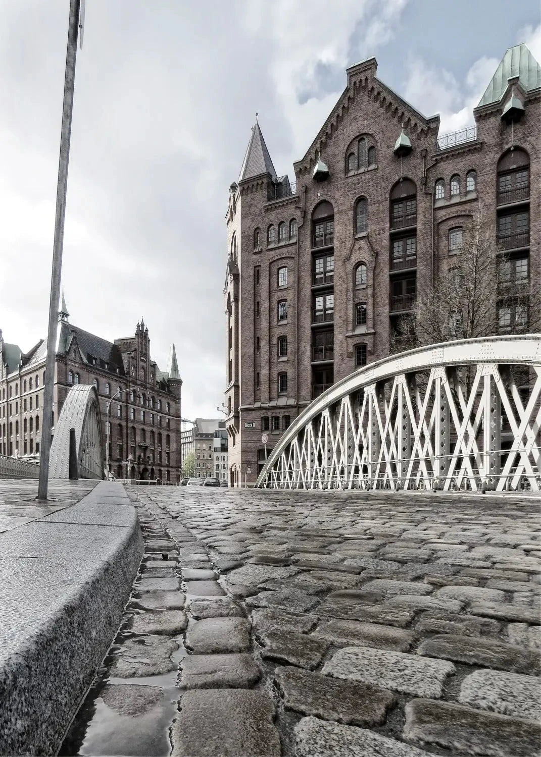 Schwarz-Weiß-Poster der Hamburger Speicherstadt von Cosman-Photocollection, A4-Größe, mit weißem Rand