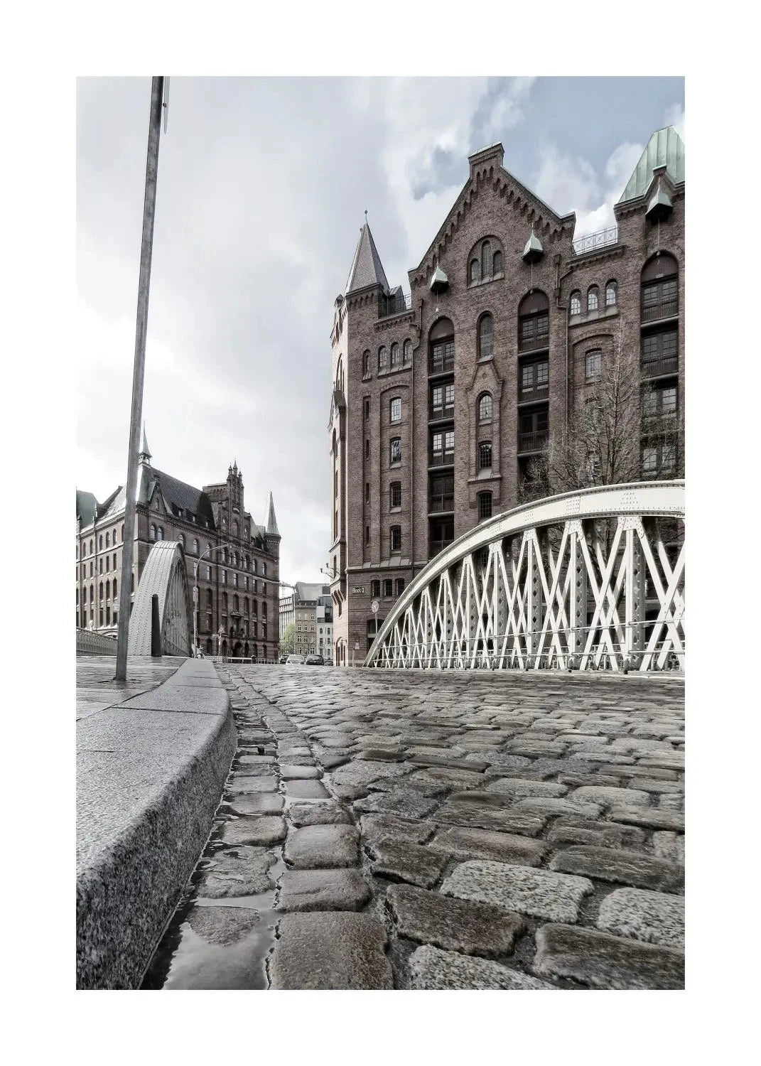 Schwarz-Weiß-Poster von Hamburg Speicherstadt, A4-Größe, von Cosman-Photocollection, mit weißem Rand, detailreiche Stadtaufnahme