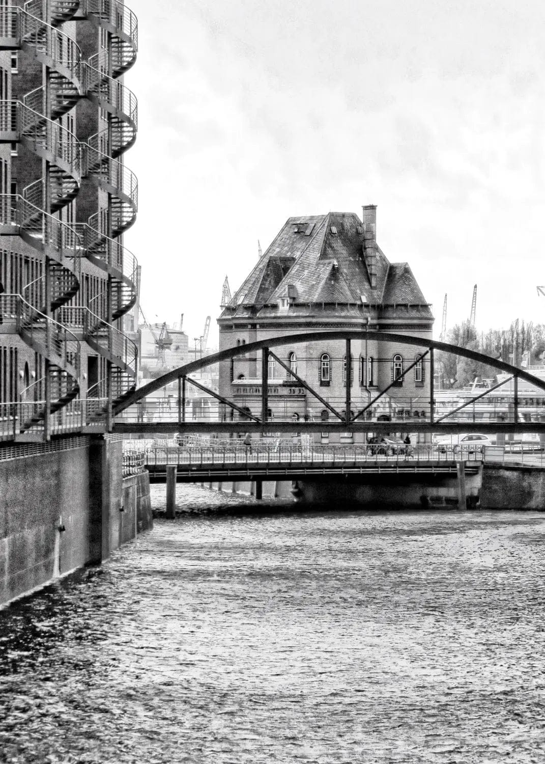 Schwarzweiß-Poster der Hamburger Speicherstadt von Cosman-Photocollection, A4-Größe, mit weißem Rand.