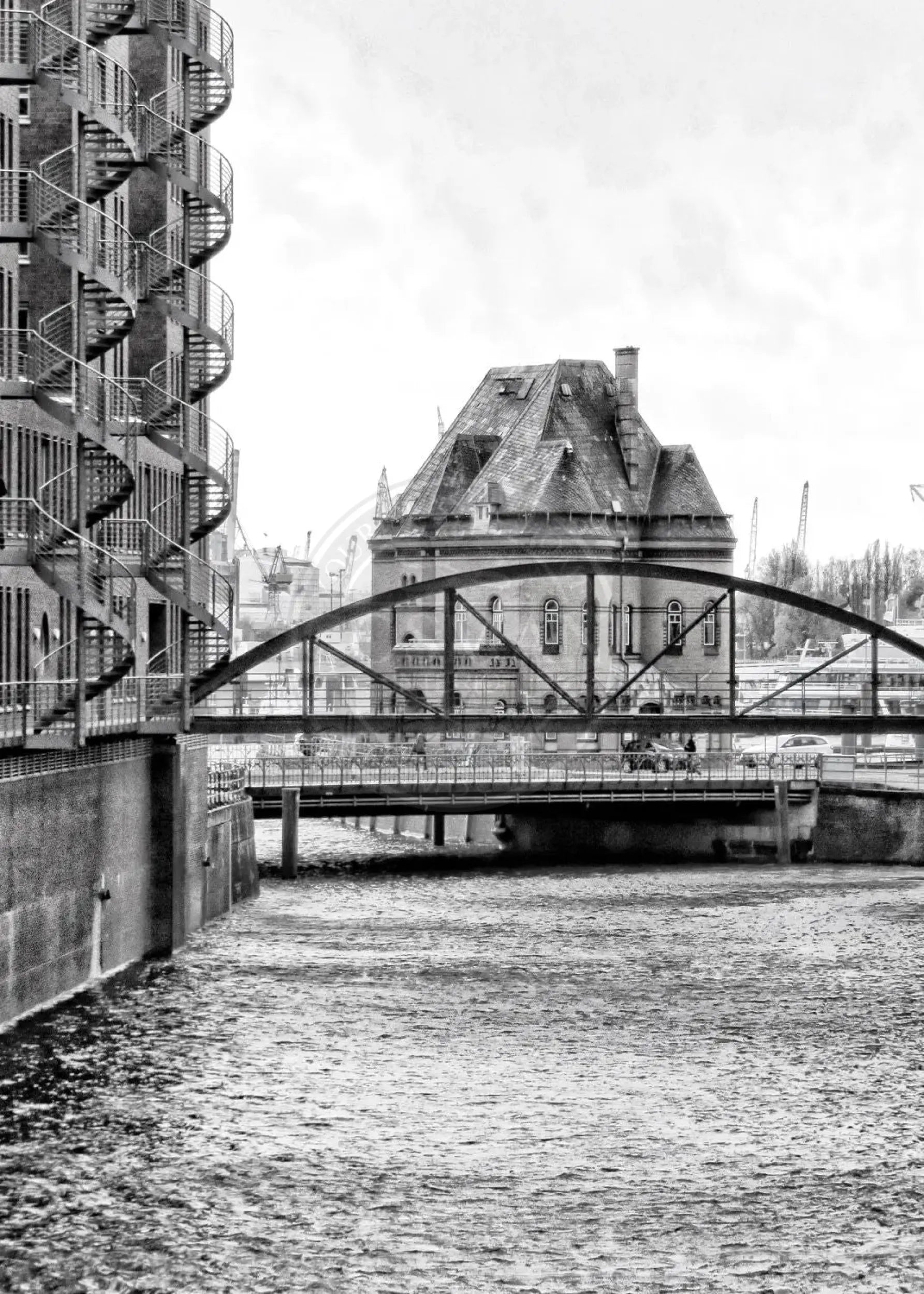 Schwarzweiß-Poster der Hamburger Speicherstadt von Cosman-Photocollection, A4-Größe, mit weißem Rand.