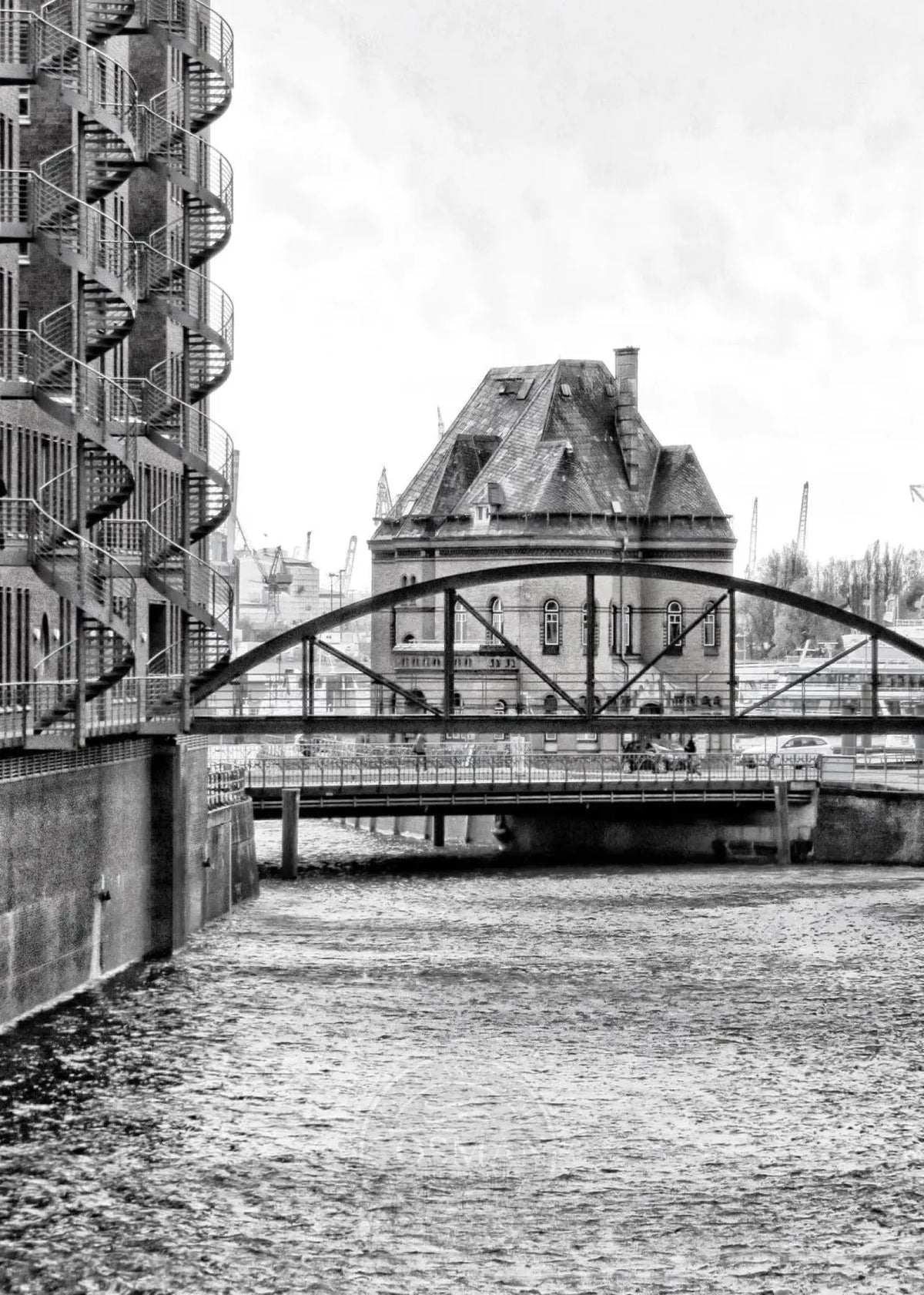 Schwarzweiß-Poster der Hamburger Speicherstadt von Cosman-Photocollection, A4-Größe, mit weißem Rand.