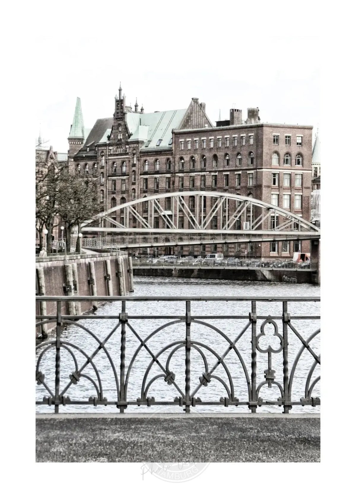 Schwarzweiß-Poster der Hamburger Speicherstadt von Cosman-Photocollection, A4-Größe, mit weißem Rand, detailreiche Stadtansicht
