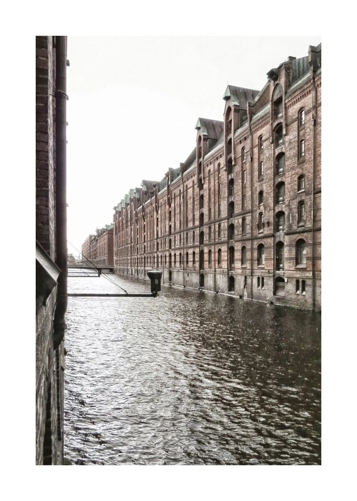 Schwarz-weiß Poster der Hamburger Speicherstadt von Cosman-Photocollection, A4-Größe, mit weißem Rand, detailreiche Stadtansicht