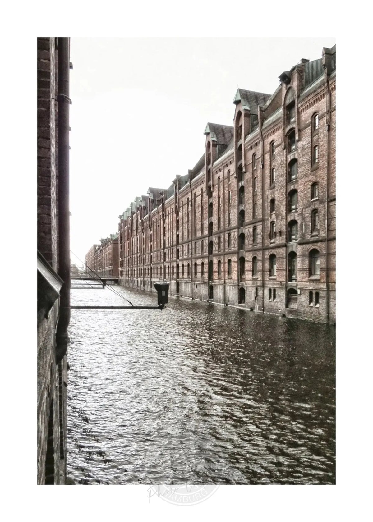 Schwarz-weiß Poster der Hamburger Speicherstadt von Cosman-Photocollection, A4-Größe, mit weißem Rand, detailreiche Stadtansicht
