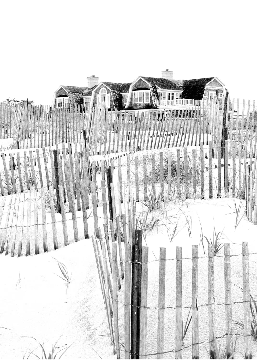 Schwarz-weißer Poster Druck Hamptons Long Island ’Beach House’ von Cosman-Photocollection auf weißem Rand, 21x29,7 cm