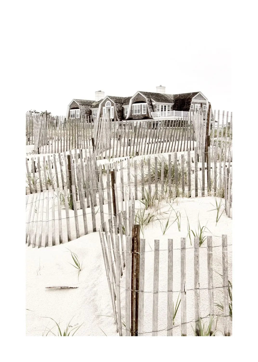 Schwarz-weiß Poster des Hamptons Long Island Beach House von Cosman-Photocollection, A4-Druck, mit weißem Rand.