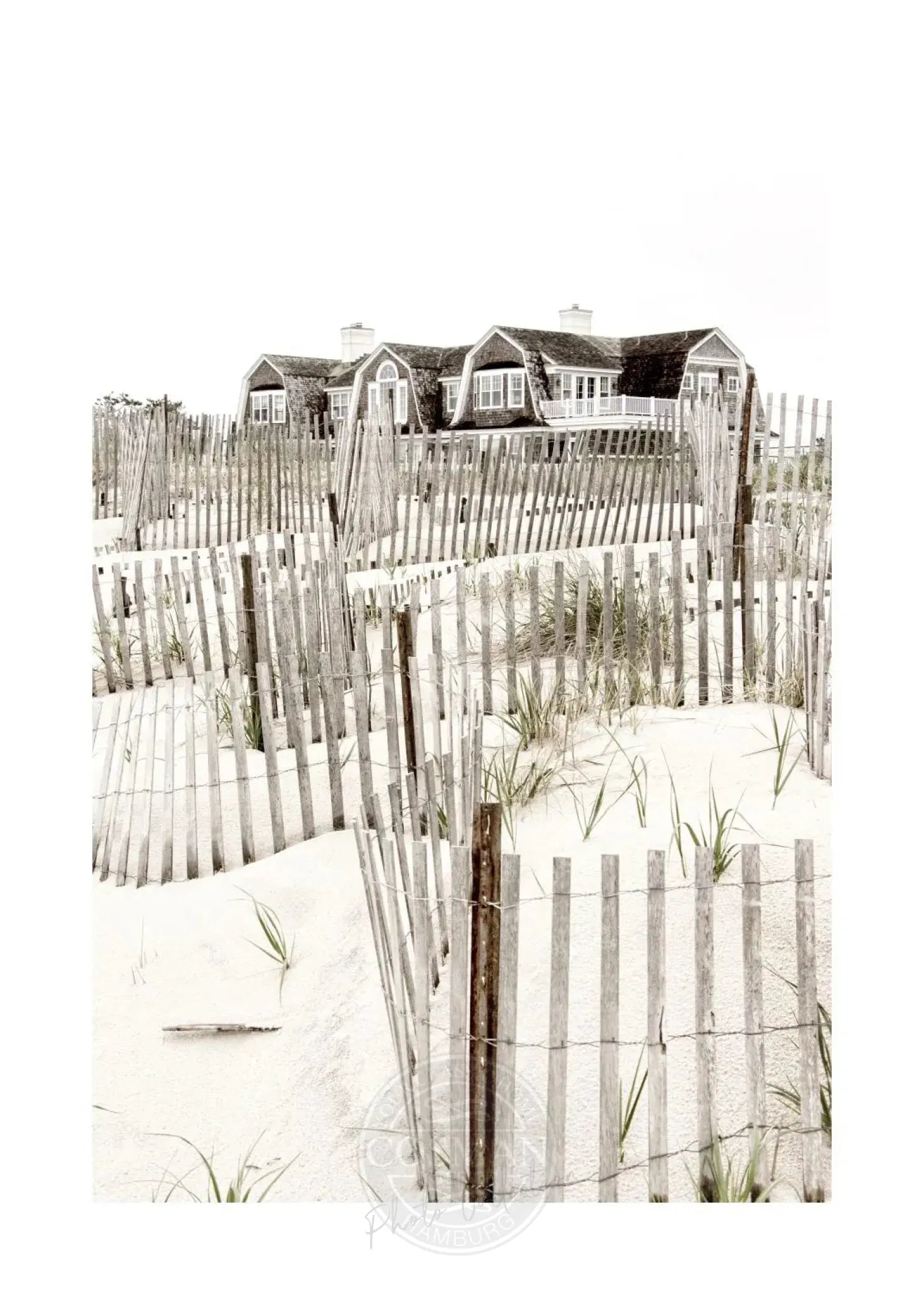 Schwarz-weiß Poster des Hamptons Long Island Beach House von Cosman-Photocollection, A4-Druck, mit weißem Rand.