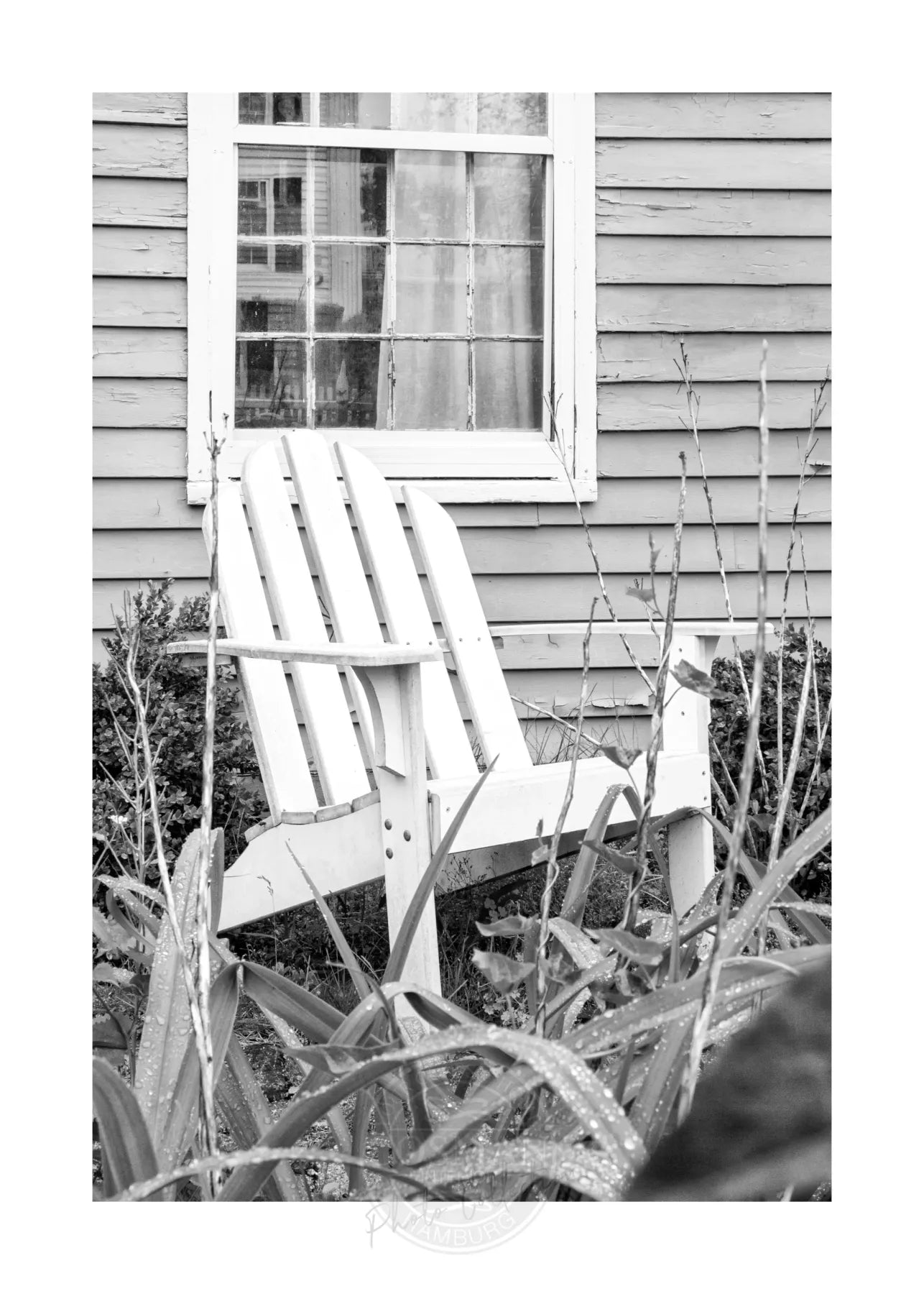 Schwarz-weißer Poster Druck Hamptons Long Island Deckchair von Cosman-Photocollection, A4-Größe, mit weißem Rand
